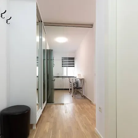 Eva - Bright Apt With Balcony Near Veranda Mall-3